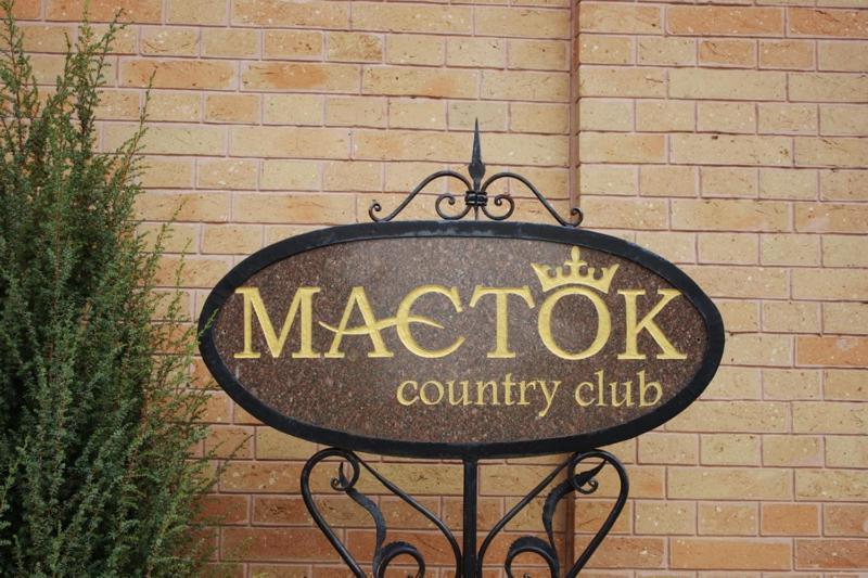 Maetok Country Club Hotel Petrove Exterior photo